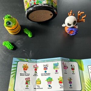 Disney Doorables Colorful Playset with Green and Orange Figures